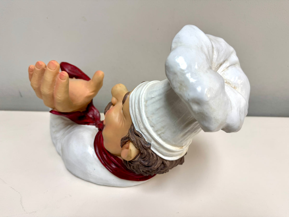 Figura de chef sujetando una botella de vino