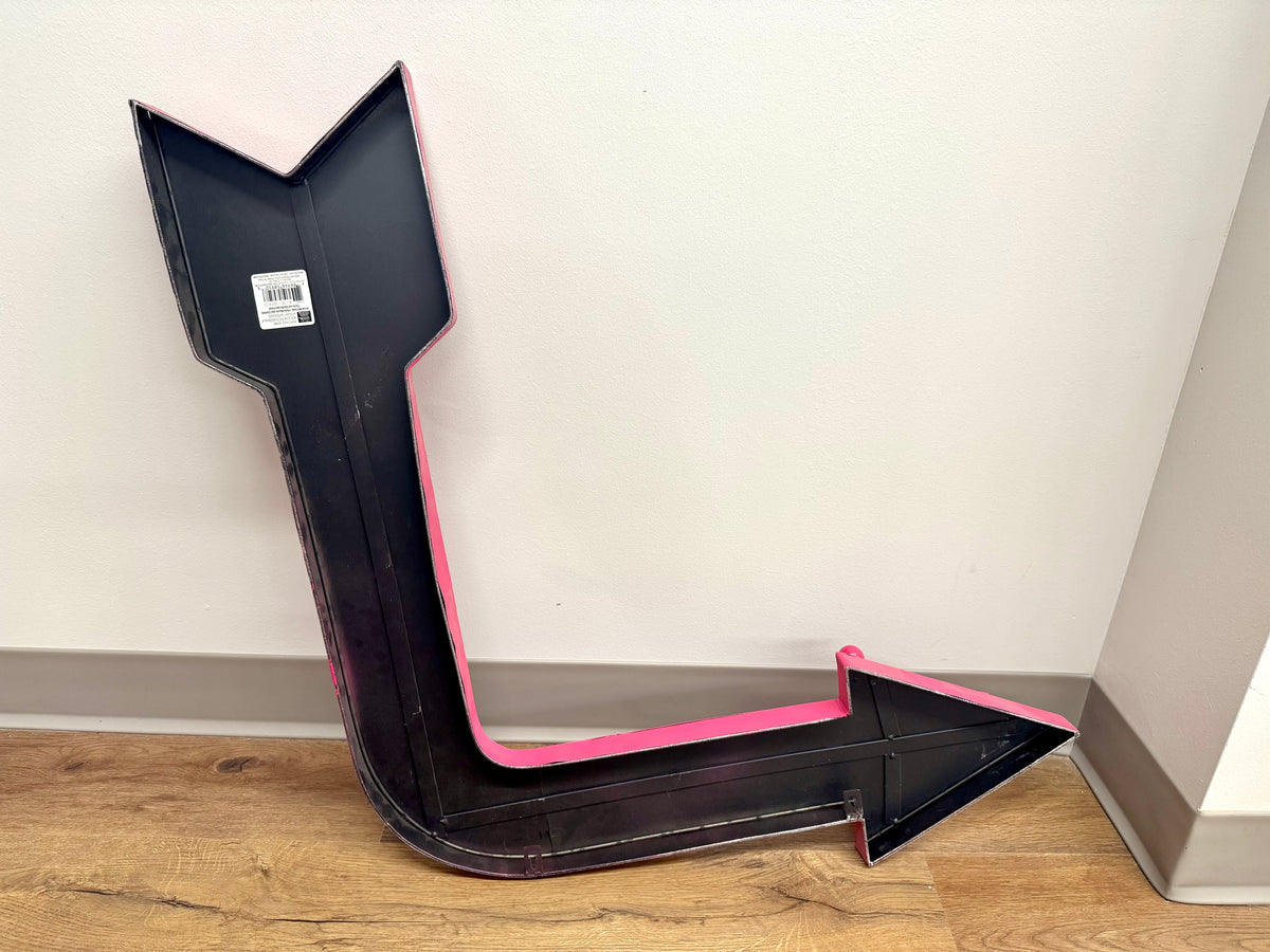 Colgador de pared de metal rosa con forma de flecha