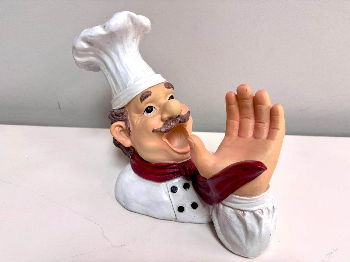 Figura de chef sujetando una botella de vino