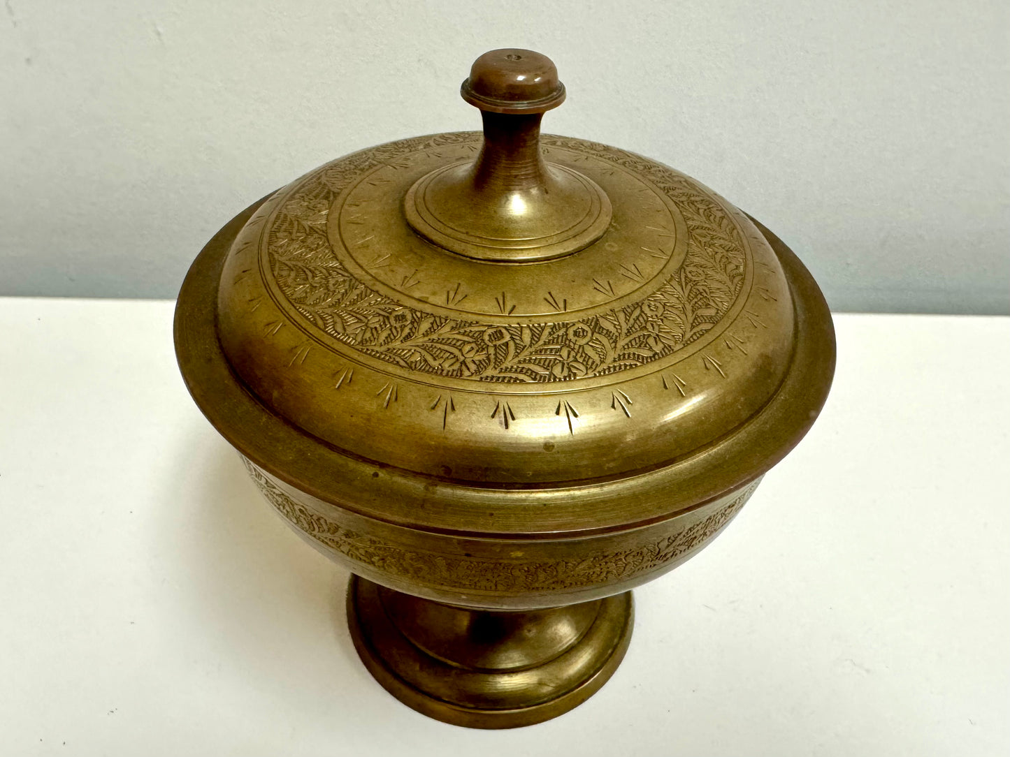 Cuenco de latón con tapa de estilo vintage