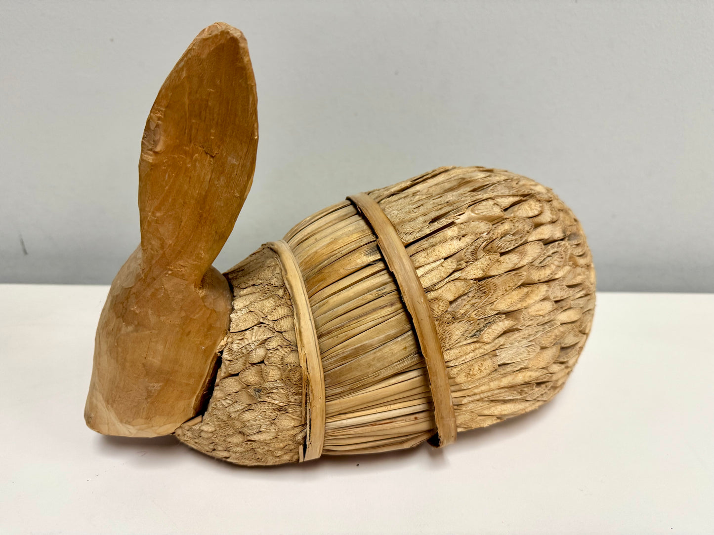 Decoración de conejo de madera y paja