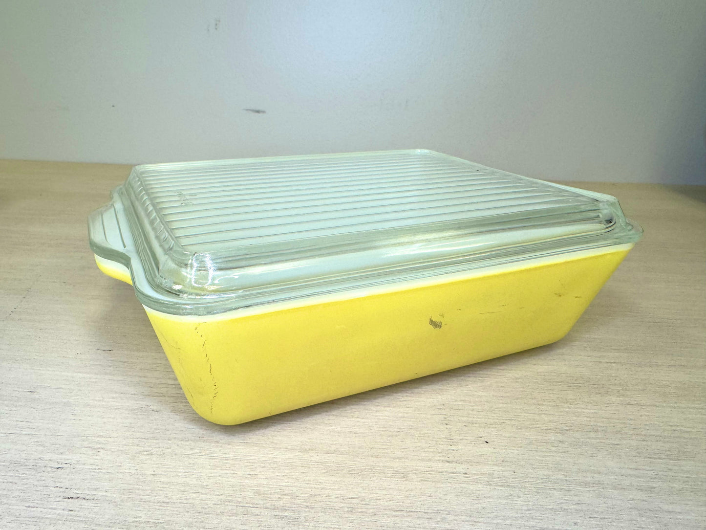 Recipiente para nevera Pyrex de vidrio opalino amarillo de los años 50 n.º 503C