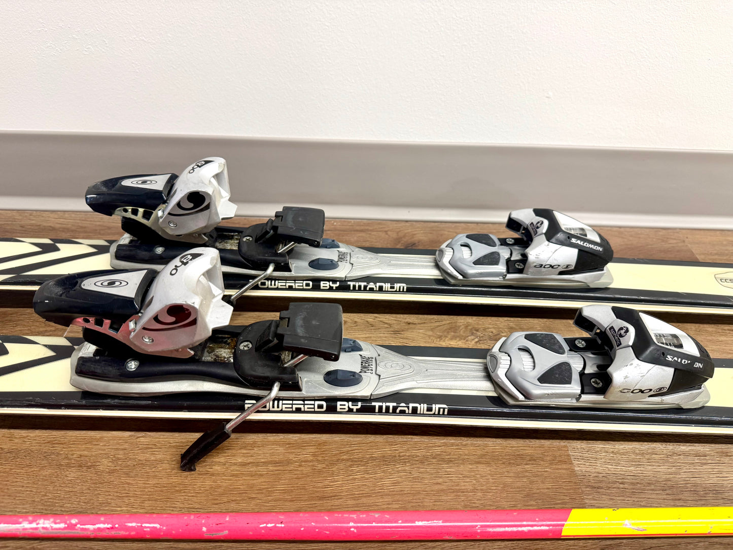 Volkl Vertigo G20 Snow Skis & Colt Poles