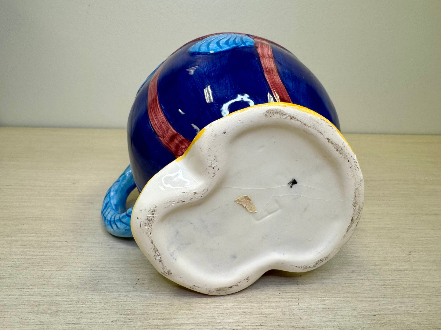 Jarra de cerámica con forma de pez