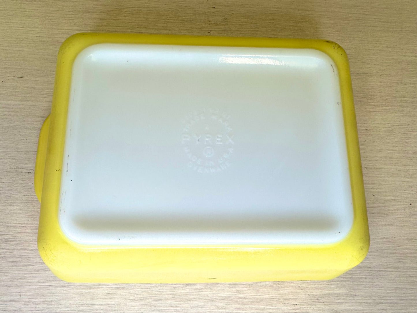 Recipiente para nevera Pyrex de vidrio opalino amarillo de los años 50 n.º 503C
