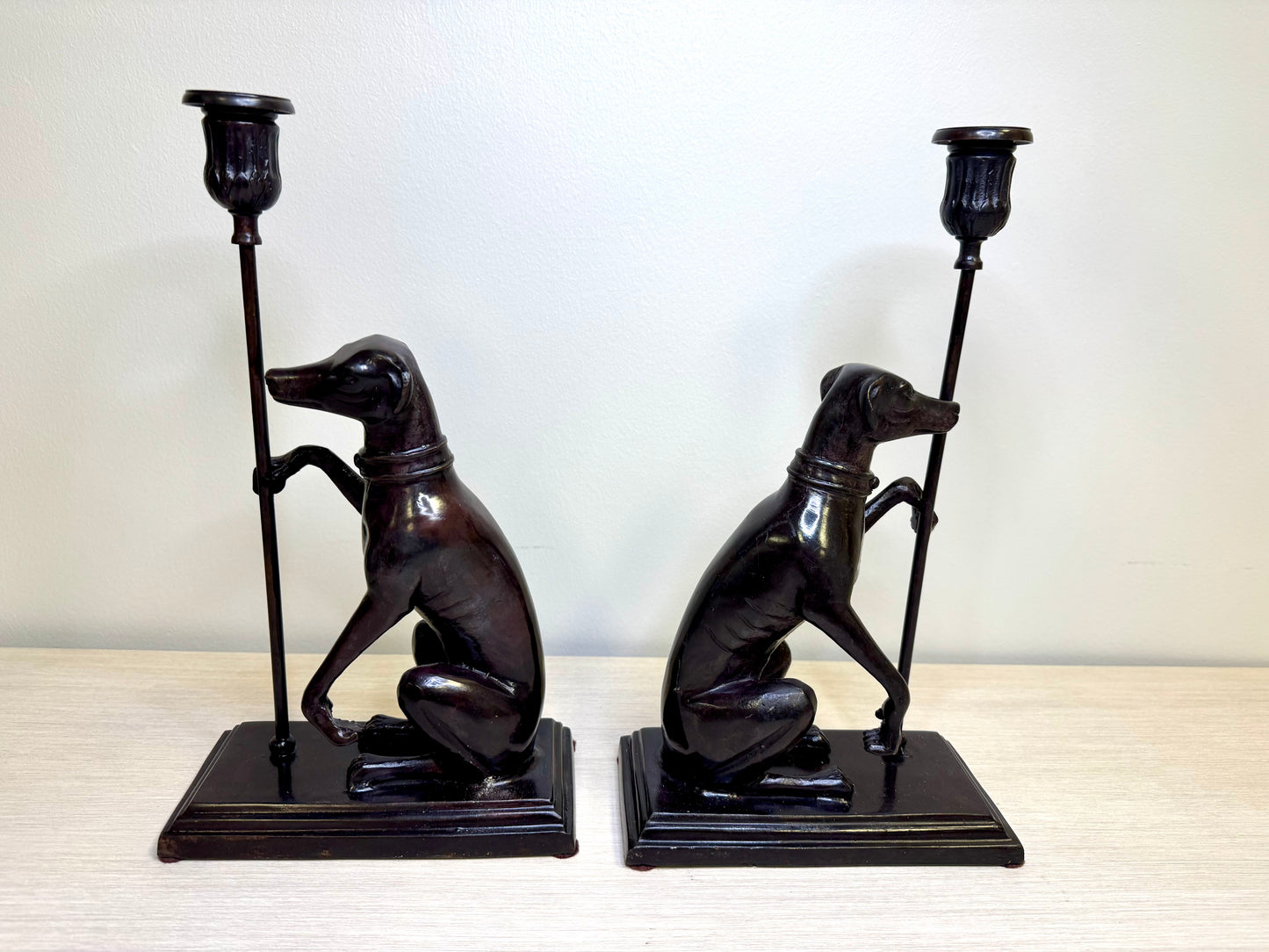 Par de candelabros antiguos de bronce con galgo de Maitland Smith