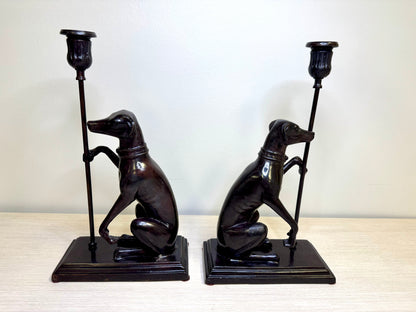 Par de candelabros antiguos de bronce con galgo de Maitland Smith
