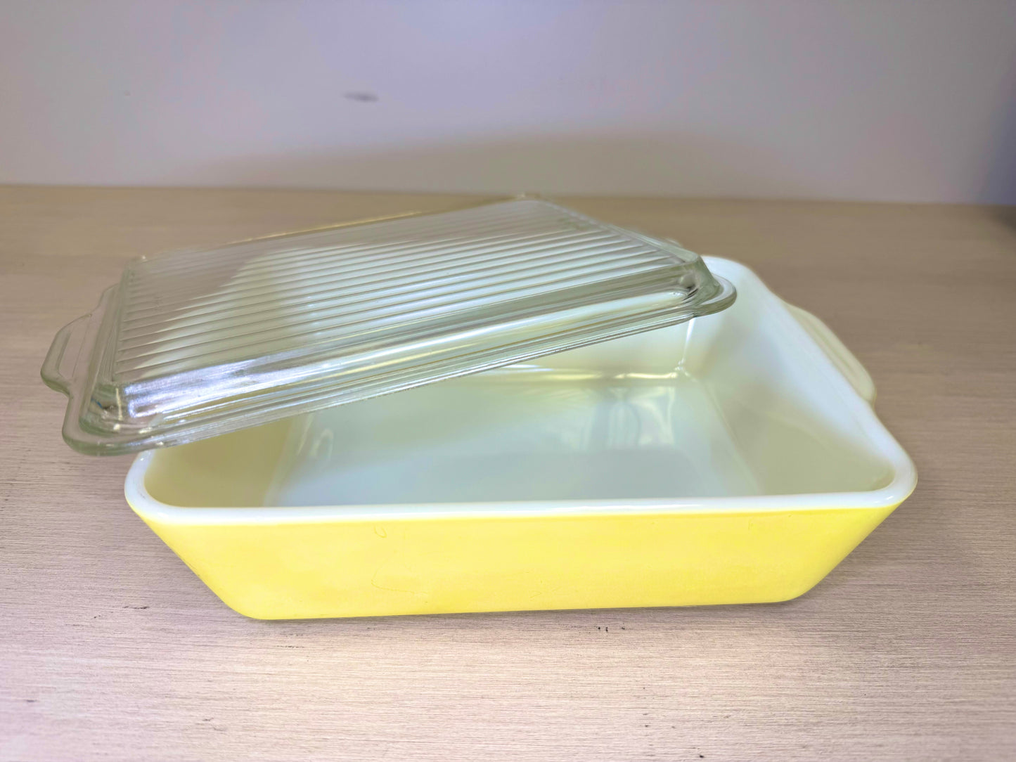 Recipiente para nevera Pyrex de vidrio opalino amarillo de los años 50 n.º 503C