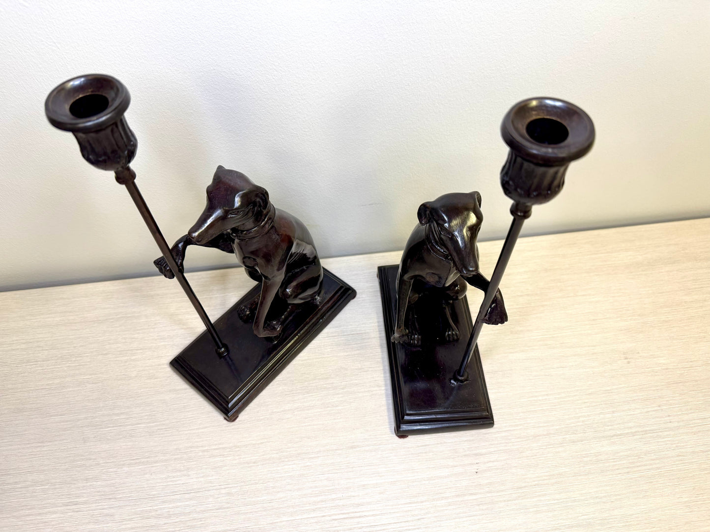 Par de candelabros antiguos de bronce con galgo de Maitland Smith