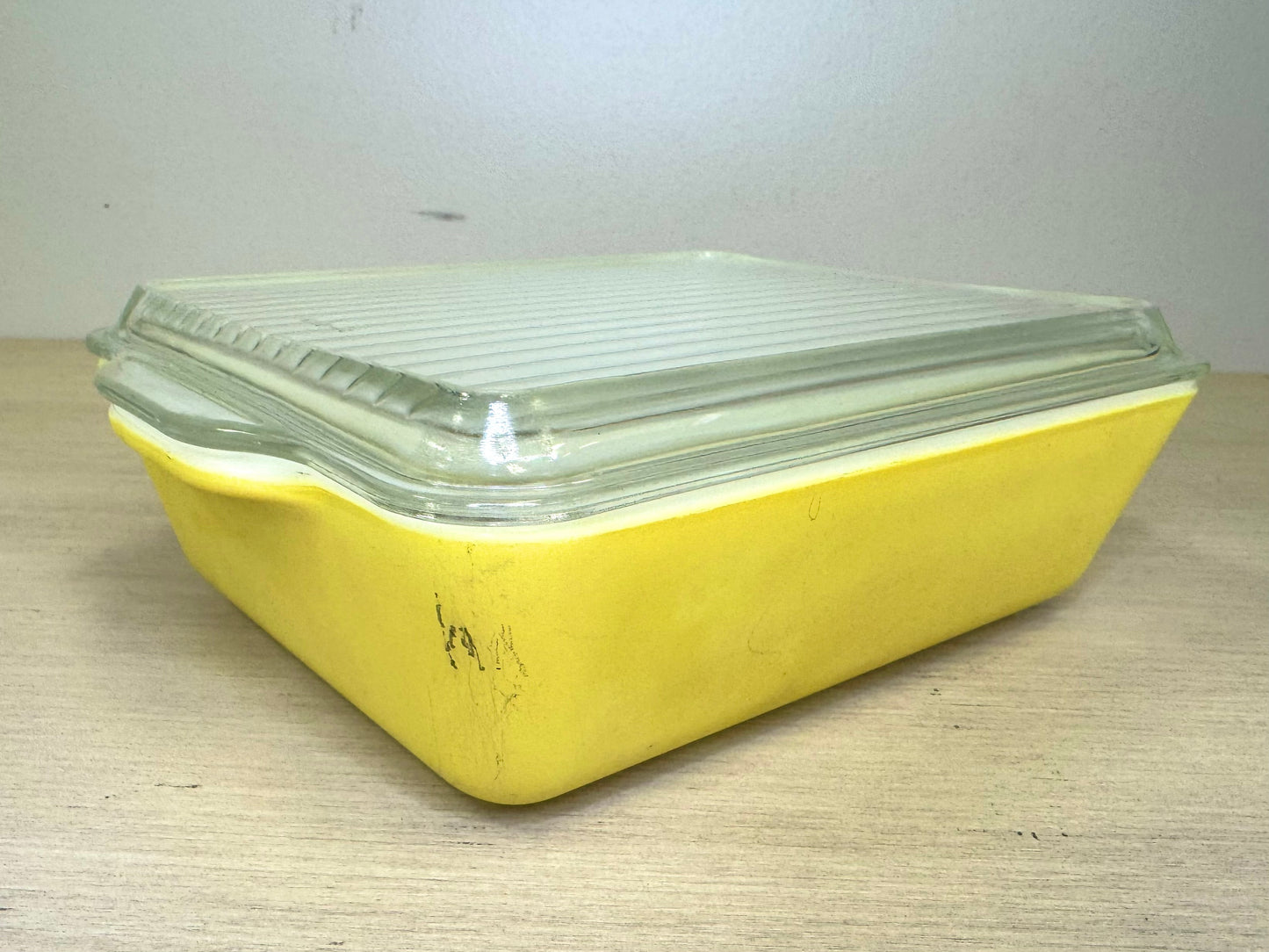 Recipiente para nevera Pyrex de vidrio opalino amarillo de los años 50 n.º 503C