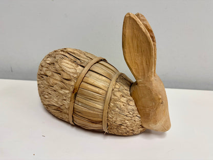 Decoración de conejo de madera y paja
