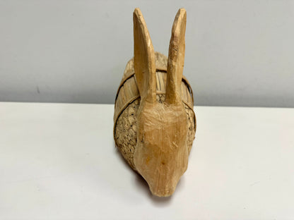 Decoración de conejo de madera y paja