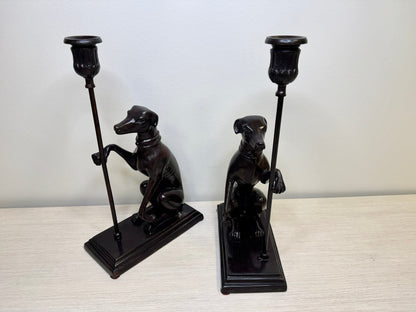 Par de candelabros antiguos de bronce con galgo de Maitland Smith