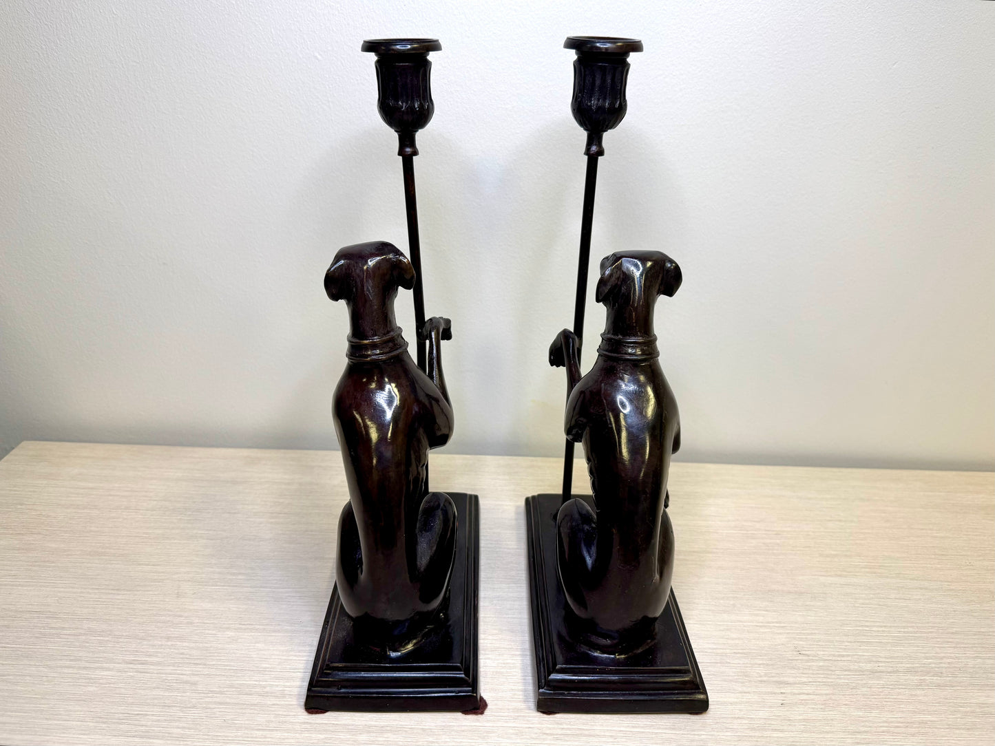Par de candelabros antiguos de bronce con galgo de Maitland Smith