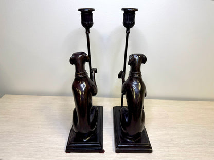 Par de candelabros antiguos de bronce con galgo de Maitland Smith