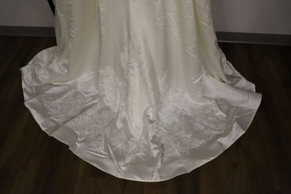 Brand New Oleg Cassini Ivory Wedding Dress