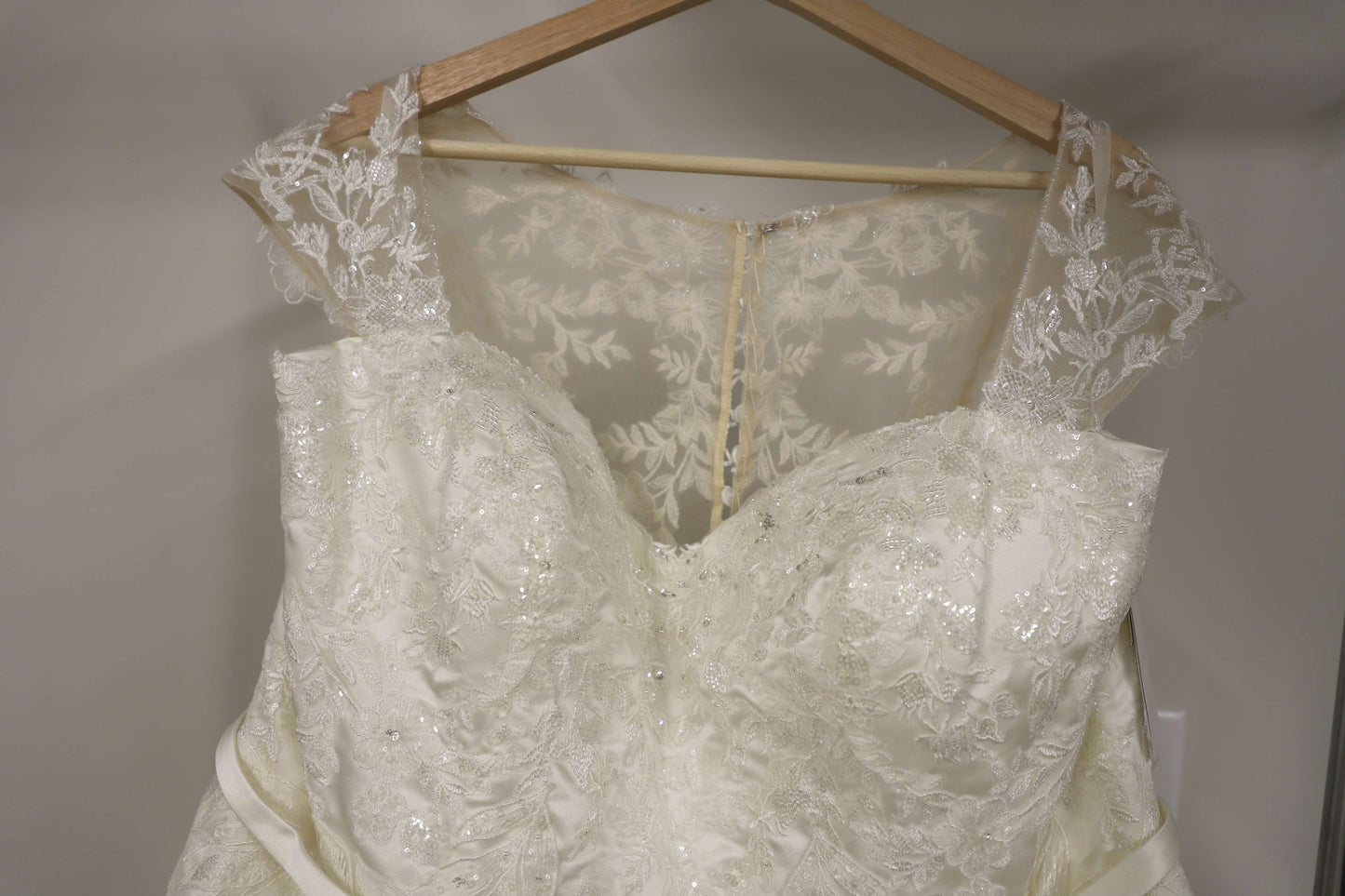 Brand New Oleg Cassini Ivory Wedding Dress