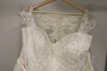 Brand New Oleg Cassini Ivory Wedding Dress