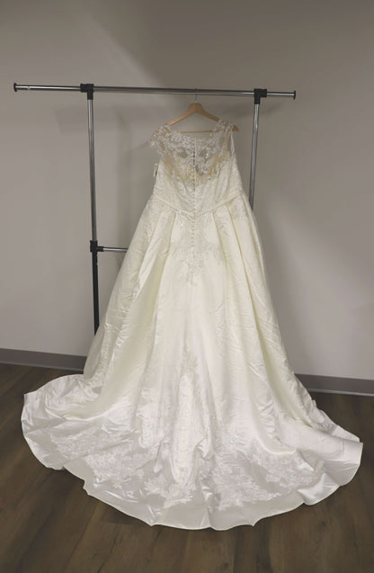 Brand New Oleg Cassini Ivory Wedding Dress