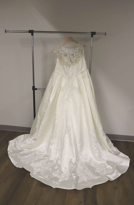 Brand New Oleg Cassini Ivory Wedding Dress